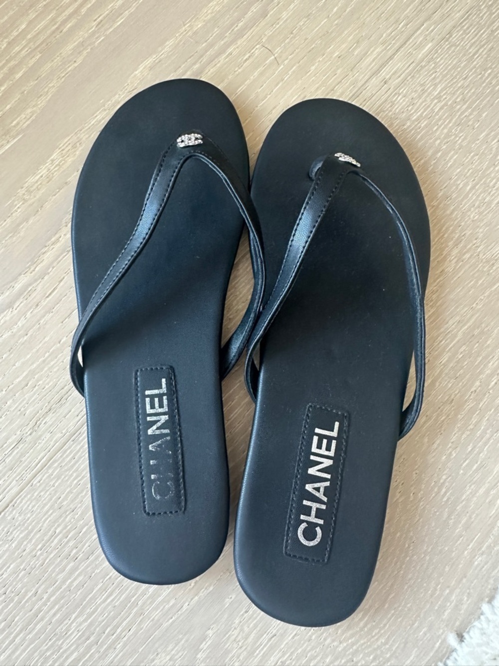 CHANEL Black Leather CC Logo Flip Flop Sandals - size 39 - Picture 2 of 4